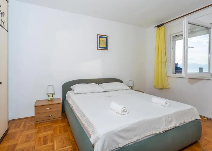 1 Bedroom Lovely In Appartamento Njivice