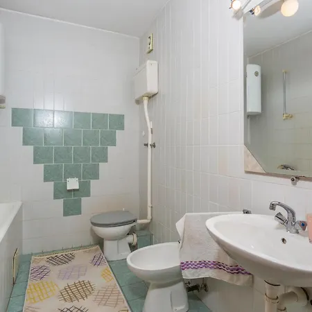 1 Bedroom Lovely In Appartement